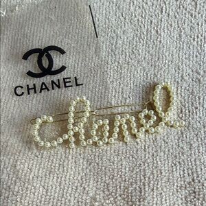 Chanel Gwp Pearl Script Logo Hair Clip - Cream/Gold